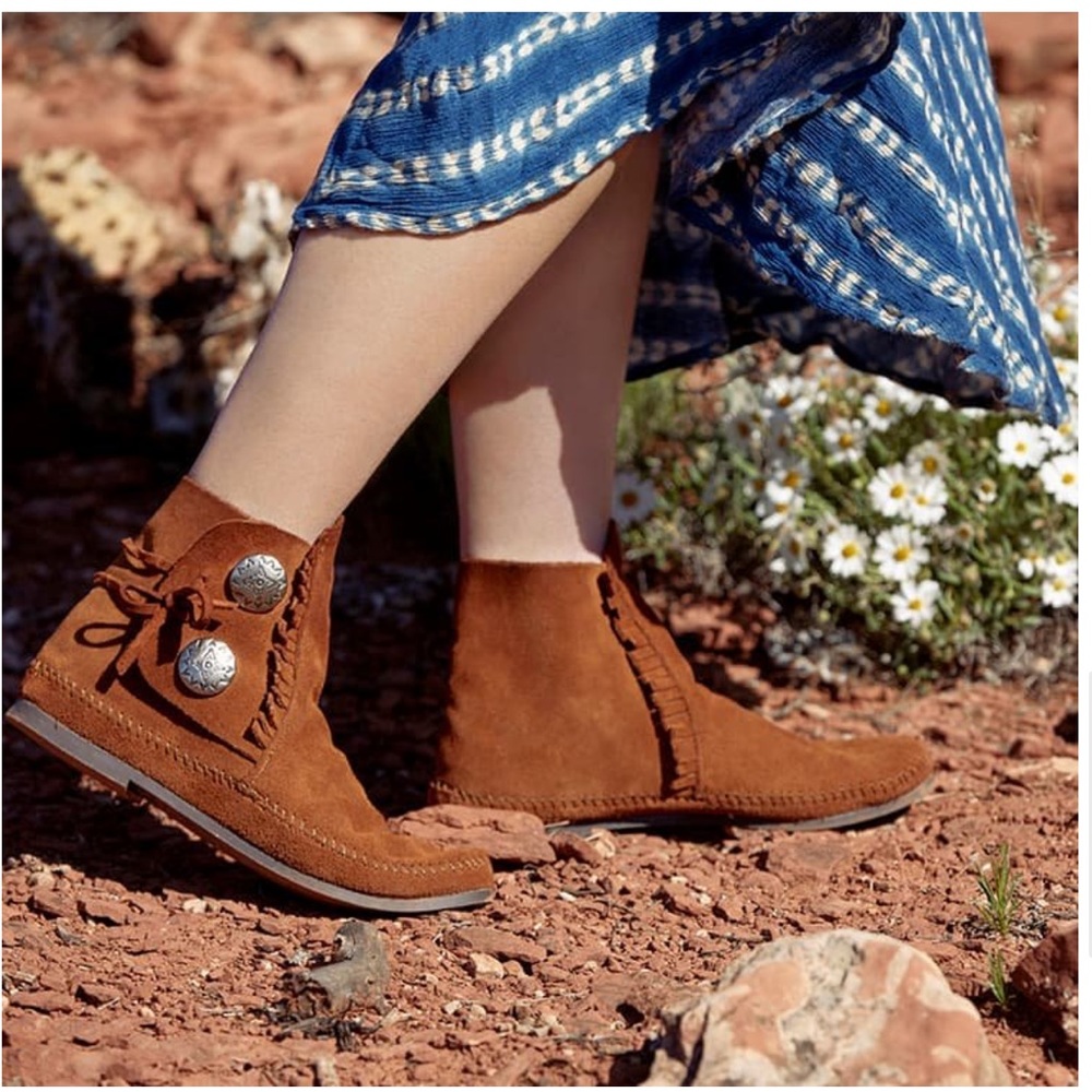 Minnetonka Two Button Hardsole Boot Festival Conc… - image 1